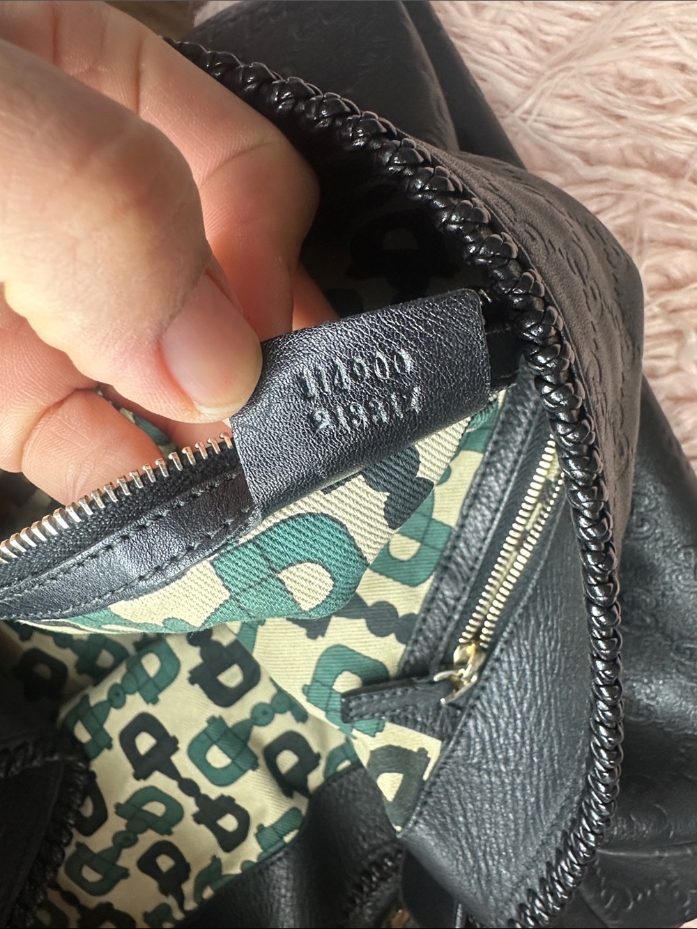 Gucci Auténtico, Black Embossed Leather Hobo Bag with Gold Hardware - Picture 6 of 7